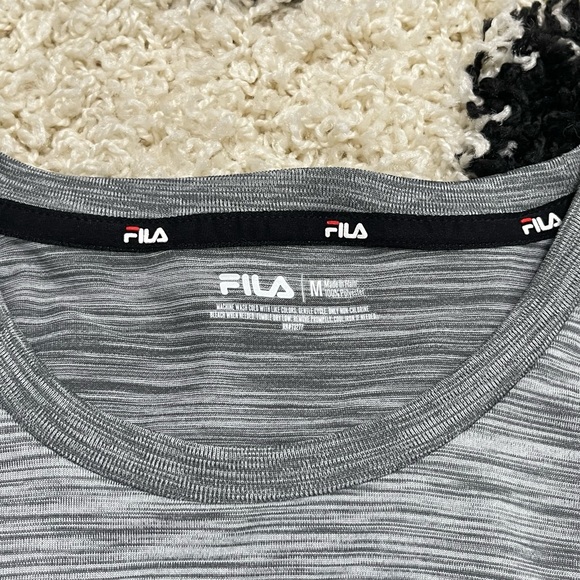 NWT Men’s Size Medium Fila Short Sleeve Quick Dry Logo Print Tee Rainfall Grey - Picture 7 of 9